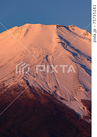 青空と夜明けの紅富士クローズアップ 青空と夜明けの紅富士クローズアップ 75735281