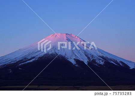 夜明け、紅富士になる瞬間(頂上クローズアップ) 夜明け、紅富士になる瞬間(頂上クローズアップ) 75735283