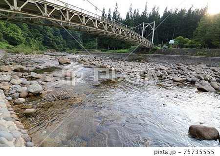 キャンプ場の川辺と橋 75735555
