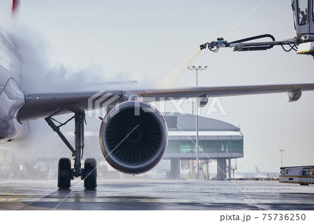 Deicing of airplane before flight 75736250