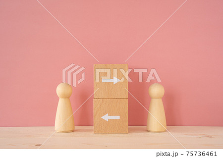 相互理解、ギブアンドテイク、意思疎通|矢印の積み木と人型の木のオブジェ 相互理解、ギブアンドテイク、意思疎通|矢印の積み木と人型の木のオブジェ 75736461