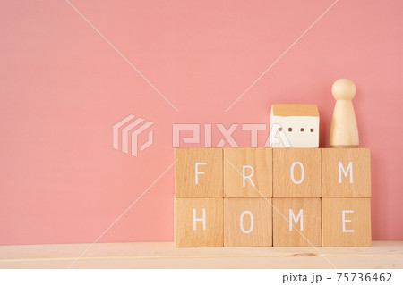 在宅ワーク|「FROM HOME」と書かれた積み木と、家と人のオブジェ 在宅ワーク|「FROM HOME」と書かれた積み木と、家と人のオブジェ 75736462
