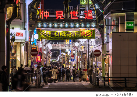 日本の川崎都市景観 緊急事態宣言再延長下の川崎駅前・もはや平時の人出に…(奥は仲見世通)=3月18日 日本の川崎都市景観 緊急事態宣言再延長下の川崎駅前・もはや平時の人出に…(奥は仲見世通)=3月18日 75736497