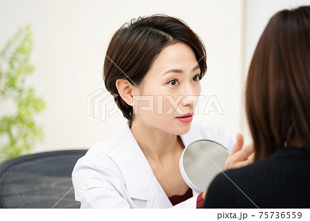 医療イメージ 対面 医師と患者 美容医療 医療イメージ 対面 医師と患者 美容医療 75736559
