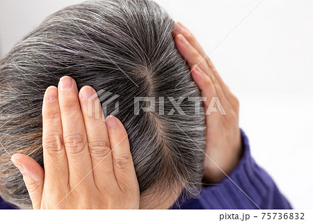 グレイヘアの女性　白髪 分け目 75736832