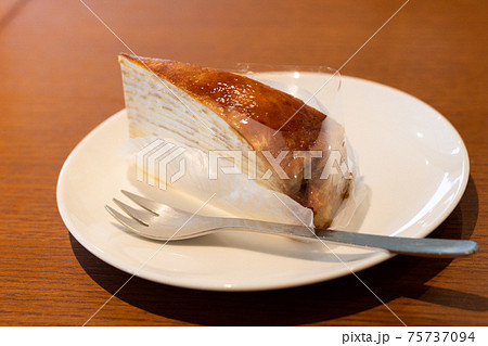 キャラメリゼされた美味しそうなミルクレープ キャラメリゼされた美味しそうなミルクレープ 75737094