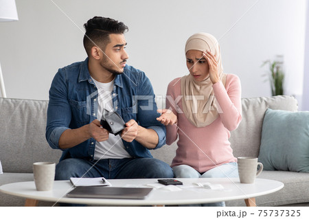 Upset muslim family with empty wallet counting spendings Upset muslim family with empty wallet counting spendings 75737325