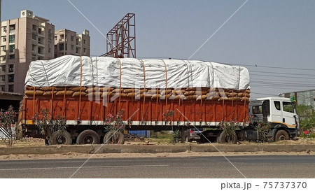 荷物満載のインドのトレーラー 75737370