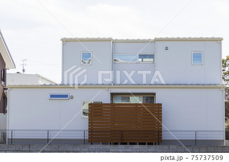 フェンスのある白い新築住宅 75737509