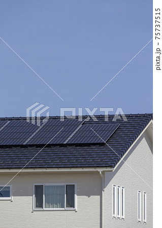 白いエコ住宅と青空 75737515