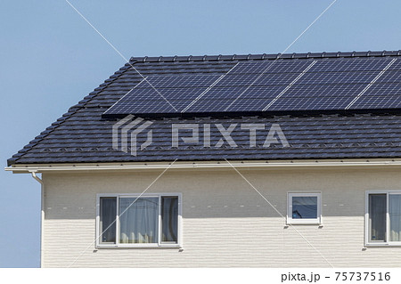 白いエコ住宅と青空 75737516