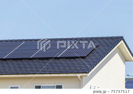 白いエコ住宅と青空 75737517