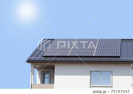 新築のエコ住宅と空と太陽 75737547
