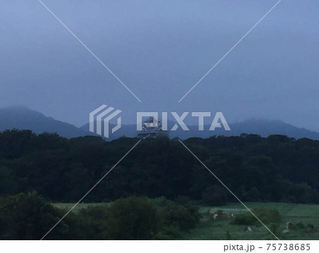 霧に浮かぶ福知山城 霧に浮かぶ福知山城 75738685