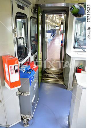 ワンマン運転用鉄道車両の貫通扉の写真素材 [75739326] - PIXTA