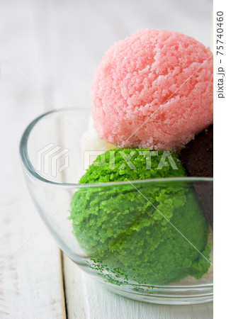 Ice cream scoops in crystal bowl 75740460