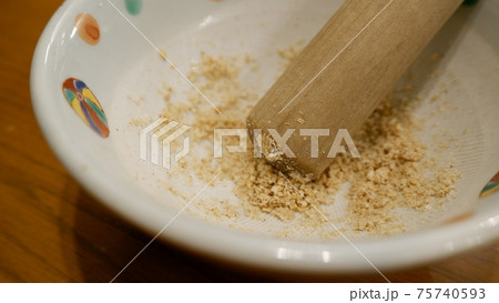 ごまをすり 75740593