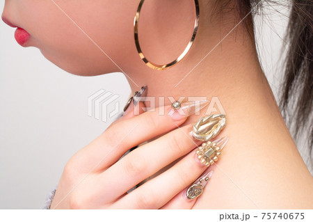 女性の横顔とネイル 75740675