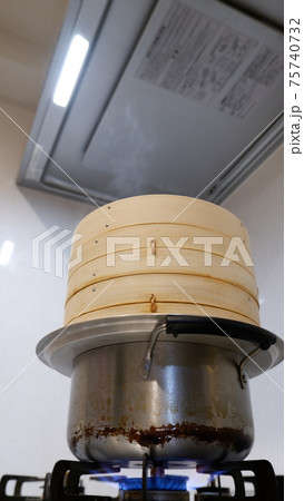 家庭で使う蒸籠 75740732