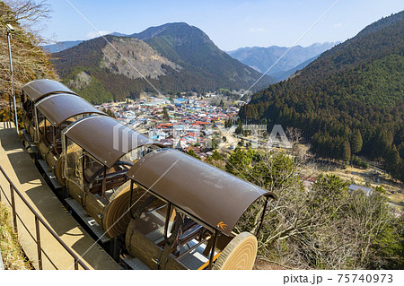 洞川温泉　モノレールと面不動鍾乳洞 75740973