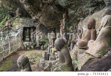 [千葉・鋸山] 鋸山で大野甚五郎英令に作成された西国観音と阿羅漢の仏像。 75743411