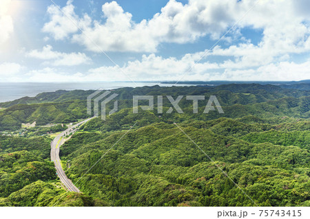 [千葉・鋸山] 房総半島の富津館山道路と金谷の港と浦賀水道。 75743415
