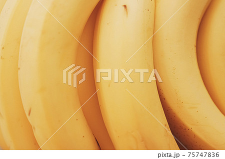 A bunch of fresh, ripe, organic and natural yellow bananas that make people  healthy. 21054351 PNG