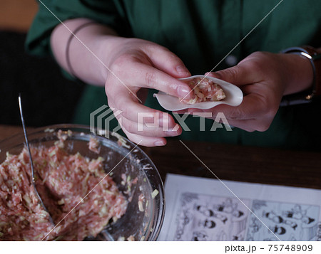 餃子を作る人 餃子を作る人 75748909