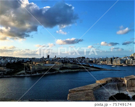 夕暮れ時、城郭都市バッレタより対岸を臨む、マルタ共和国の風景 夕暮れ時、城郭都市バッレタより対岸を臨む、マルタ共和国の風景 75749174