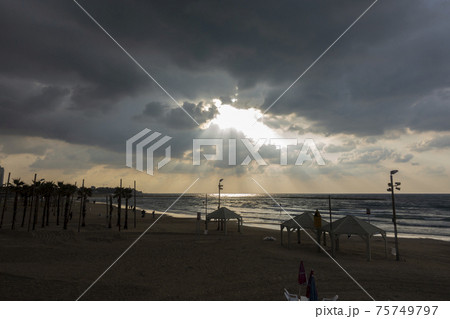 ビーチ 日没 夕暮れ 75749797