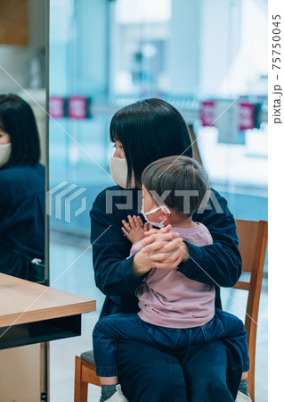 子育ての悩み・ストレスを抱える女性のイメージ 子育ての悩み・ストレスを抱える女性のイメージ 75750045