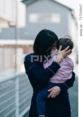 子育ての悩み・ストレスを抱える女性のイメージ 子育ての悩み・ストレスを抱える女性のイメージ 75750047