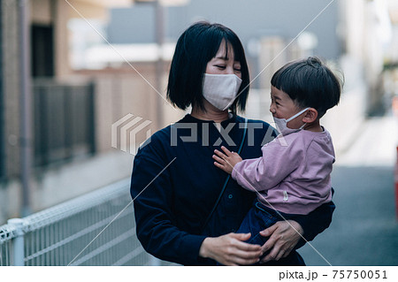 子育ての悩み・ストレスを抱える女性のイメージ 75750051