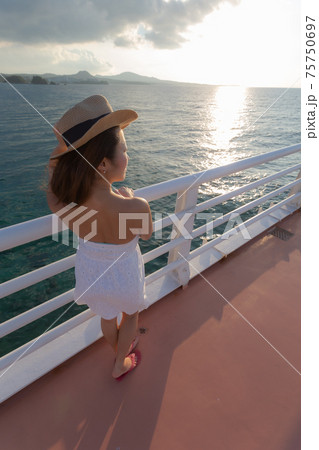 海の上にある橋へ散歩しに来た女の子 海の上にある橋へ散歩しに来た女の子 75750697