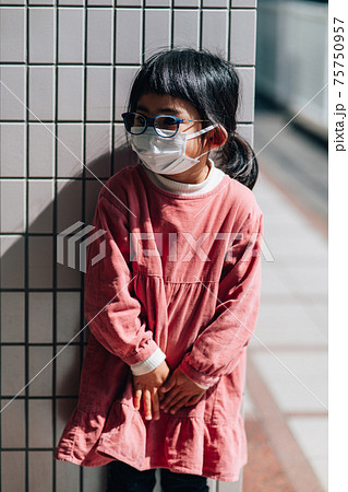 落ち込む女の子のイメージ 75750957