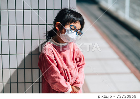 落ち込む女の子のイメージ 75750959