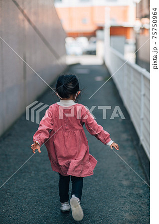 落ち込む女の子のイメージ 75750964