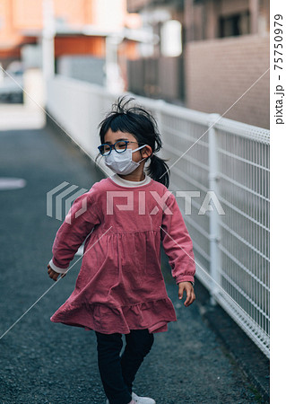 落ち込む女の子のイメージ 75750979