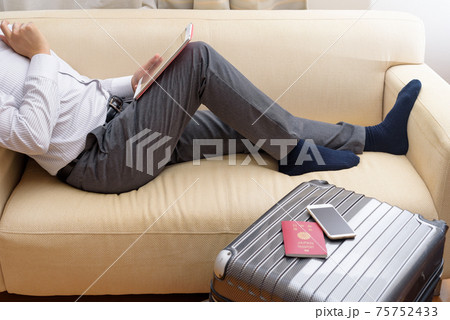 旅行の準備　旅行先でタブレットPCを使う男性 75752433