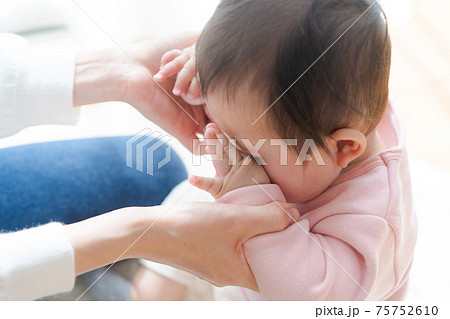 目をこする 赤ちゃんの写真素材