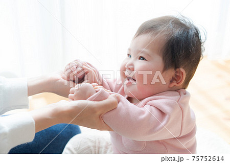 赤ちゃん　0才　アップ 75752614