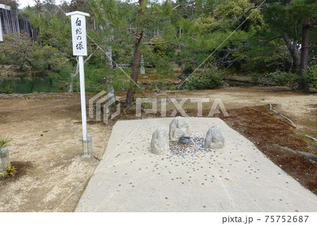 金閣寺　白蛇の塚 75752687
