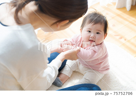赤ちゃん　0才 75752706