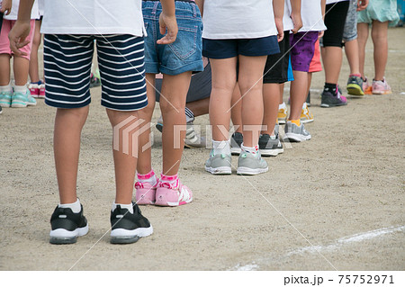 子供が校庭で整列しているイメージ画像 75752971