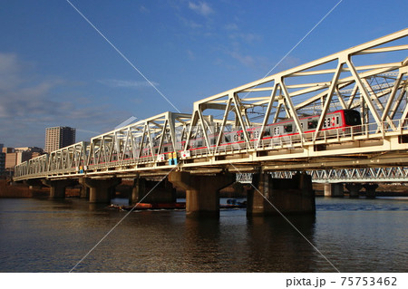 東武伊勢崎線：荒川を渡る地下鉄日比谷線直通の70000系電車 75753462