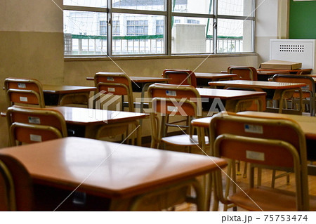 誰もいない教室を後ろの席から見た画像 学校の机と椅子が並んでいる画像の写真素材