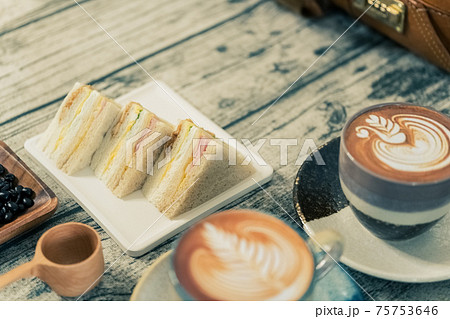 ラテアート 二人分 サンドイッチ 白木テーブル ラテアート 二人分 サンドイッチ 白木テーブル 75753646