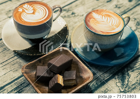 ラテアート　二人分　チョコレートミルフィーユ　コーヒーブレイク　白木テーブル 75753803