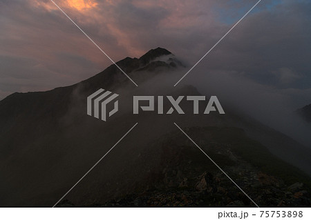 夕暮れの北岳 75753898