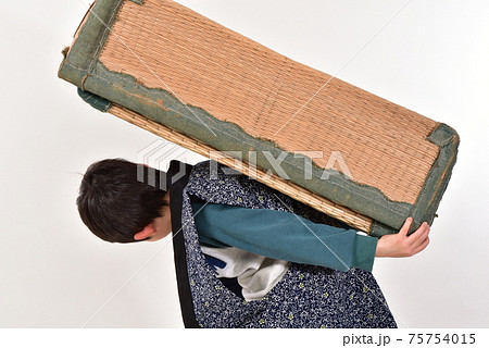 柳行李を担ぐ子供 柳行李を担ぐ子供 75754015